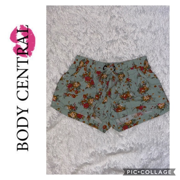 Body Central Pants - ♡︎ 𝙵𝚕𝚘𝚛𝚊𝚕 𝚂𝚑𝚘𝚛𝚝𝚜